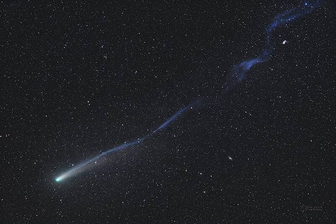 10월18일 체코 세치호수에서 촬영한 C/2025 A6(레몬) 혜성. 태양에서 날아온 강력한 태양풍 입자의 영향으로 혜성의 이온꼬리가 휘어지는 희귀한 현상이 나타났다. @ Petr Horálek(https://www.petrhoralek.com/?p=25820)