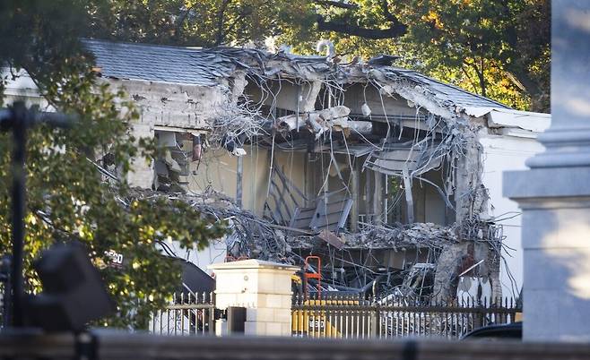 20일 미국 워싱턴디시에서 트럼프 대통령의 연회장 건설을 위해 백악관 동관 일부 철거 작업이 시작됐다. EPA연합뉴스