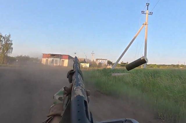 우크라이나군이 산탄총으로 드론을 격추하는 장면. 우크라이나군 공개 영상 캡처