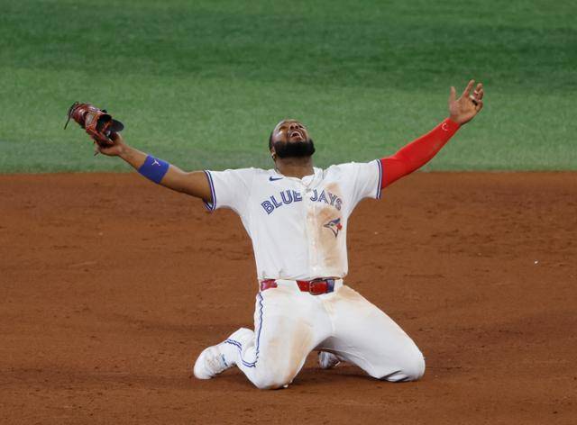 블라디미르 게레로 주니어가 21일 캐나다 온타리오주 토론토 로저스 센터에서 열린 2025 MLB 포스트시즌 아메리칸리그 챔피언십시리즈 7차전에서 시애틀에 4-3 역전승을 거두고 월드시리즈 진출을 확정한 뒤 그라운드에서 무릎을 꿇고 포효하고 있다. 토론토=UPI 연합뉴스