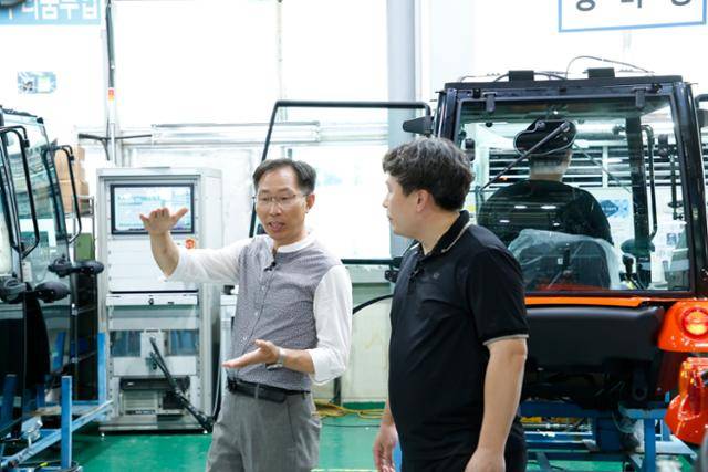 삼성전자 스마트공장 전문위원이 전북 익산에 있는 농기계 제조업체 '위제스'에서 스마트공장 컨설팅을 진행하고 있다. 삼성전자 제공