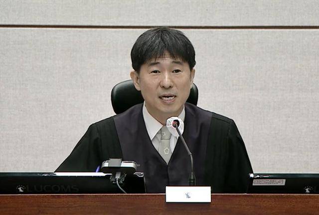 13일 서울 서초구 서울중앙지법에서 지귀연 부장판사가 윤석열 전 대통령의 내란 우두머리·직권남용 권리행사 방해 혐의 사건 속행 공판을 진행하며 발언하고 있다. 연합뉴스