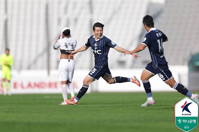 서울 이랜드 서재민(가운데)이 부산 아이파크와 하나은행 K리그2 2025 35라운드에서 득점 후 기뻐하는 모습. 사진=프로축구연맹