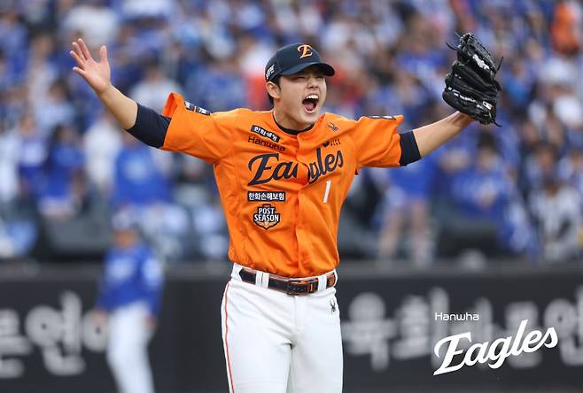 문동주가 18일 열린 삼성 라이온즈와의 플레이오프 1차전 7회 초 투구를 마치고 포요하고 있다. 사진=한화 이글스