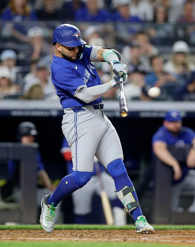 <yonhap photo-4451=""> NEW YORK, NEW YORK - SEPTEMBER 05: Bo Bichette #11 of the Toronto Blue Jays connects on his second inning run scoring sacrifice fly against the New York Yankees at Yankee Stadium on September 05, 2025 in New York City. Jim McIsaac/Getty Images/AFP (Photo by Jim McIsaac / GETTY IMAGES NORTH AMERICA / Getty Images via AFP)/2025-09-06 11:42:18/ <저작권자 ⓒ 1980-2025 ㈜연합뉴스. 무단 전재 재배포 금지, AI 학습 및 활용 금지></yonhap>