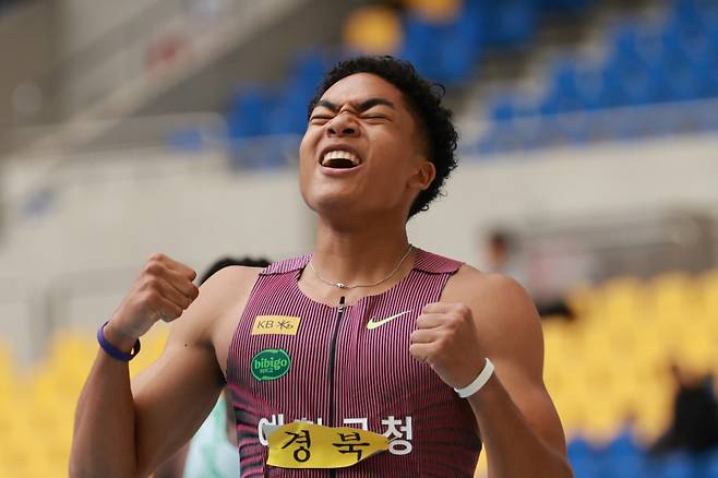 <yonhap photo-4059="">19일 부산 아시아드주경기장에서 열린 제106회 전국체육대회 육상 남자 100m 결승에서 우승한 나마디 조엘진(예천군청)이 기록을 확인한 뒤 손을 들어올려 보이고 있다. 2025.10.19 [연합뉴스]</yonhap>