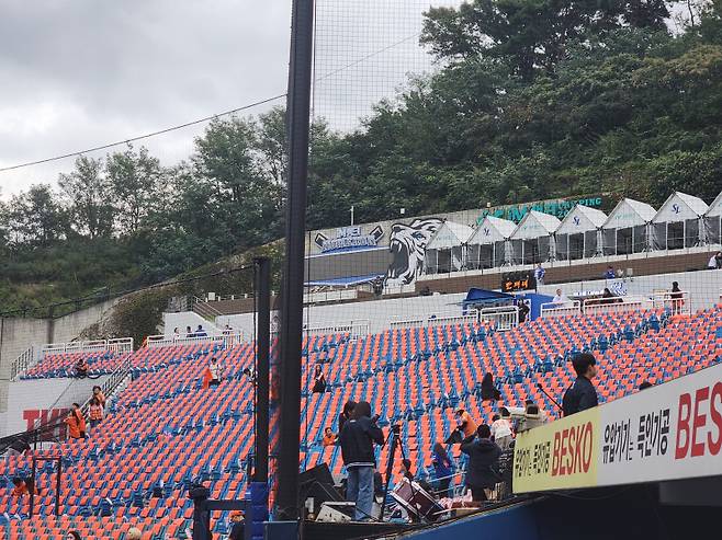 대구 삼성라이온즈파크에서 열리는 플레이오프 3차전을 앞두고 한화 구단이 원정팬을 위해 준비한 우비. IS포토