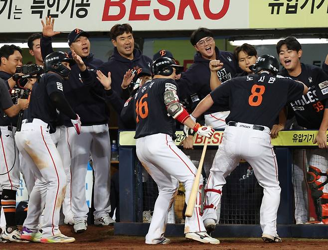 <yonhap photo-4776=""> 노시환 '재역전 투런포' (대구=연합뉴스) 윤관식 기자 = 21일 대구 삼성라이온즈파크에서 열린 2025 프로야구 KBO리그 포스트시즌 플레이오프 3차전 한화 이글스와 삼성 라이온즈의 경기. 5회초 2사 주자 3루 상황에서 한화 노시환이 2점 홈런을 치고 동료들의 축하를 받고 있다. 2025.10.21 psik@yna.co.kr/2025-10-21 20:04:21/ <저작권자 ⓒ 1980-2025 ㈜연합뉴스. 무단 전재 재배포 금지, AI 학습 및 활용 금지></yonhap>