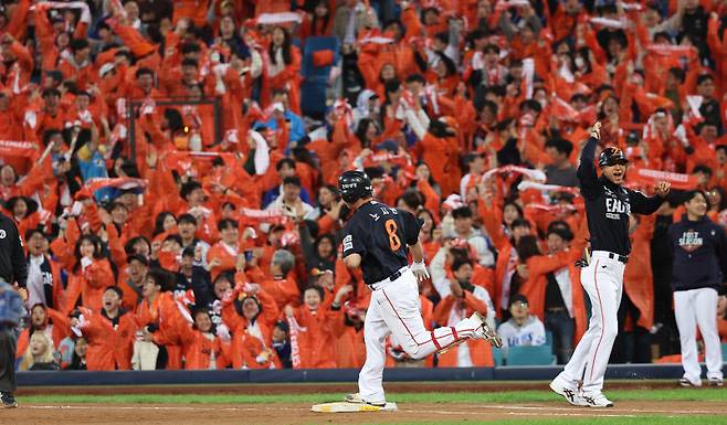 <yonhap photo-4777=""> 노시환 '재역전 투런포' (대구=연합뉴스) 윤관식 기자 = 21일 대구 삼성라이온즈파크에서 열린 2025 프로야구 KBO리그 포스트시즌 플레이오프 3차전 한화 이글스와 삼성 라이온즈의 경기. 5회초 2사 주자 3루 상황에서 한화 노시환이 2점 홈런을 치고 그라운드를 돌고 있다. 2025.10.21 psik@yna.co.kr/2025-10-21 20:04:24/ <저작권자 ⓒ 1980-2025 ㈜연합뉴스. 무단 전재 재배포 금지, AI 학습 및 활용 금지></yonhap>