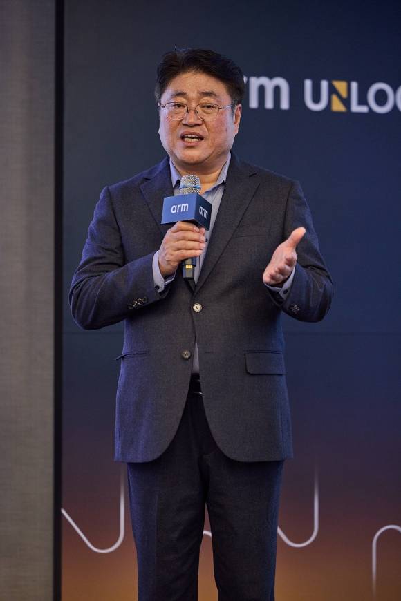 황선욱 Arm코리아 사장이 21일 서울 강남구 인터컨티넨탈 파르나스 호텔에서 열린 'Arm 언락드 서울 2025' 미디어 브리핑에서 인사말을 하고 있다. [사진=Arm]