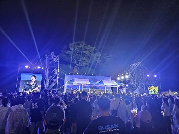 2024 황금카니발 메인무대(봉황대 메인무대에서 아티스트 공연과 관람객) [사진=경주시청]