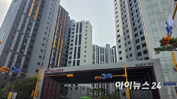 토지거래허가구역으로 지정되지 않은 구리시 주택시장으로 눈을 돌리는 수요자들이 늘어나고 있다. 사진은 21일 경기 구리시 수택동 힐스테이트 구리역 단지 전경. [사진=이수현 기자]