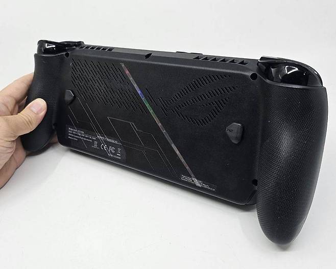 본체 후면에는 프로그래밍 가능한 2개의 추가 버튼을 달았다 / 출처=IT동아