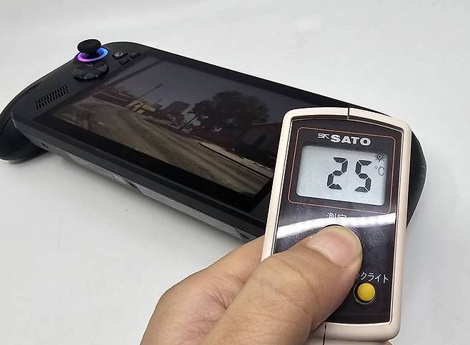 내부 열이 오르더라도 사용자 손이 접촉하는 부분의 발열은 심하지 않다 / 출처=IT동아