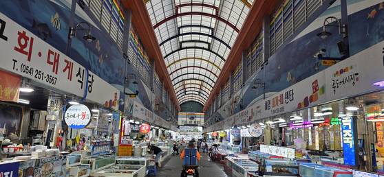 사람들이 넘쳐났던 경북 포항 죽도시장은 추석 연휴 이후 분위기가 썰렁했다. 대구를 비롯해 전국 각지에서 관광 버스를 타고 몰려 와서 수산물을 사갔으나 포항 철강산업 경기가 침체되면서 타격을 받고 있다. 장세정 기자