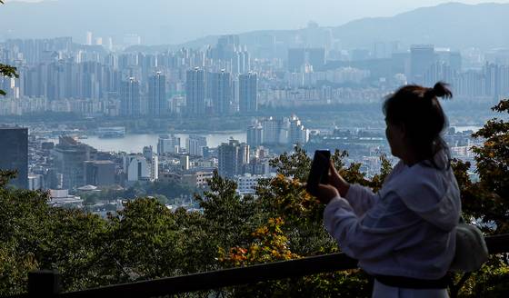 이재명 정부가 서울 전역과 경기 12곳을 규제 지역으로 지정한 10·15 부동산 대책을 발표한 가운데 갭투자 수요를 차단하고자 해당 지역들은 20일부터 내년 12월 31일까지 토지거래허가구역으로 지정돼 2년 실거주 의무 및 담보인정비율(LTV) 40% 규제가 적용된다. 사진은 19일 서울 중구 남산에서 바라본 아파트 단지. 뉴스1