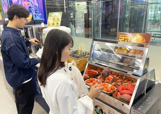 급격하게 기온이 떨어지며 군고구마, 호빵 등 편의점 동절기 상품 매출도 급등하고 있다. 편의점 GS25에 따르면 지난 19일 군고구마 매출은 전주 대비 약 176% 증가했다.사진 GS25