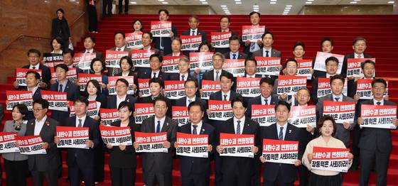 더불어민주당 의원들이 20일 국회에서 윤석열 전 대통령을 면회한 장동혁 국민의힘 대표를 규탄하며 구호를 외치고 있다. 연합뉴스