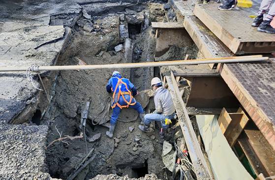 지난 4월 14일 오전 7시쯤 부산 사상구 감전동에서 지름 3m, 깊이 2m 크기의 싱크홀이 발생했다. 사진 사상구