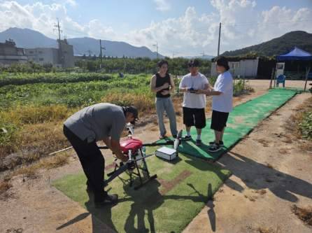 동서대 창업동아리 싱크사이트팀이 드론에 GPR장비를 탑재해 비행 테스트를 준비하고 있다. 사진 김준서씨