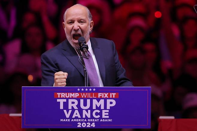 2024년 10월 27일(현지시간) 하워드 러트닉 당시 캔터 피츠제럴드 CEO가 미국 뉴욕 매디슨스퀘어가든에서 도널드 트럼프 당시 대선후보의 유세 연설을 하고 있다. [로이터=연합뉴스]