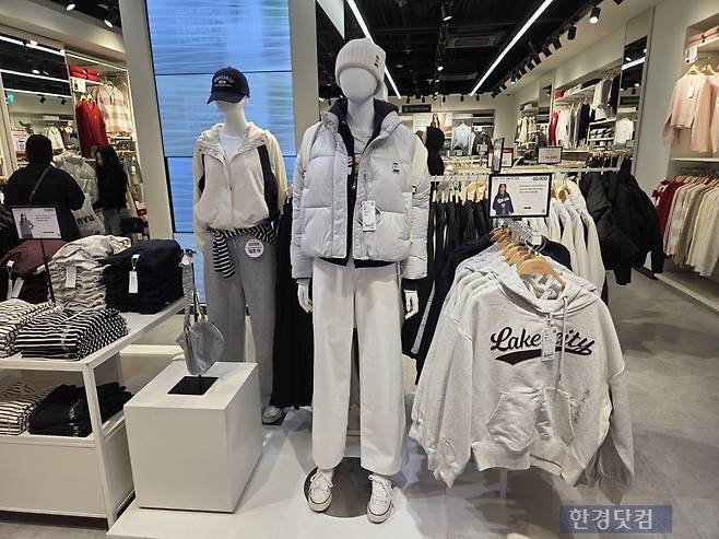 지난 19일 서울 명동 소재 의류 매장에 겨울 상품이 진열돼있다./사진=박수림 기자