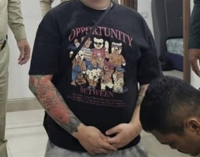 김병주 더불어민주당 의원이 캄보디아 고위층에 부탁한 끝에 구출에 성공한 청년 양팔에 문신이 가득한 모습. 사진=SNS