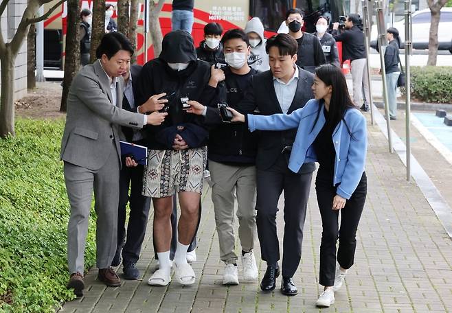 캄보디아 송환 피의자들이 20일 충남 홍성 대전지법 홍성지원에서 구속 전 피의자심문(영장실질심사)을 받기 위해 법정으로 들어서고 있다. 사진=뉴스1