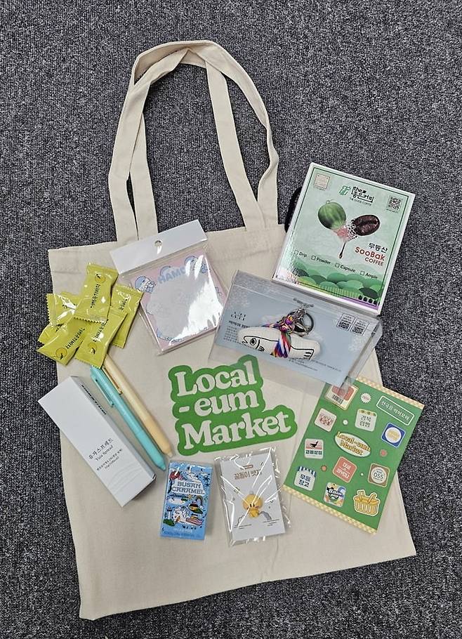 경품으로 받은 선물과 저절로 열린 지갑에서 획득한 굿즈들(사진=정상미)