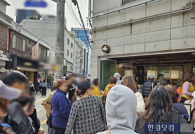 성수동 한 베이커리 앞 줄 서있는 관광객들/사진=유지희 기자