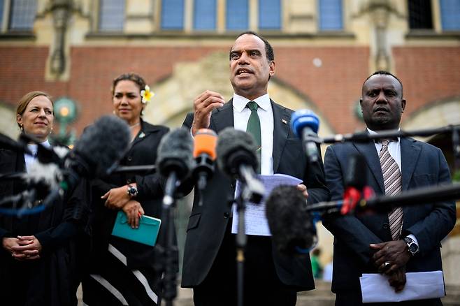 바누아투의 기후변화장관 랄프 레겐바누(왼쪽에서 세 번째)가 지난 23일(현지시간) 네덜란드 헤이그에서 국제사법재판소의 권고적 의견이 나온 뒤 기자들에게 “이번 판단은 기후변화 대응에 있어 획기적인 이정표”라는 의견을 밝히고 있다. AFP연합뉴스