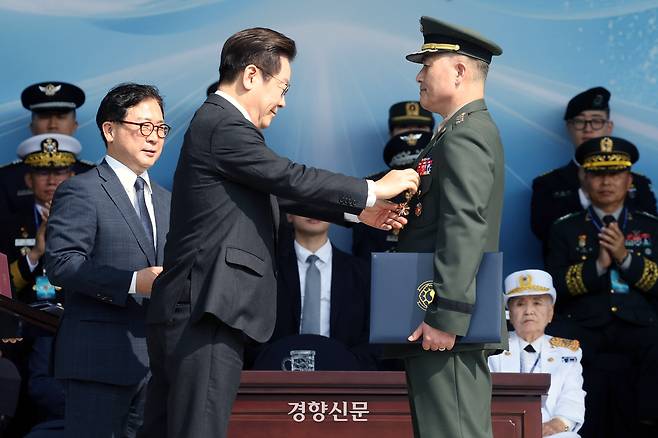 이재명 대통령이 지난 1일 충남 계룡대 대연병장에서 열린 건군 77주년 국군의 날 기념행사에서 박정훈 해병대 대령(오른쪽)에게 훈장을 수여하고 있다. 대통령실사진기자단