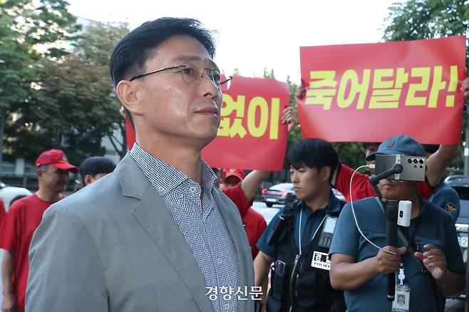임성근 전 해병대 1사단장이 지난달 11일 서울 서초구 채상병 특별검사팀 사무실 앞에서 이명현 특검과 면담을 시도하고 있다. 한수빈 기자