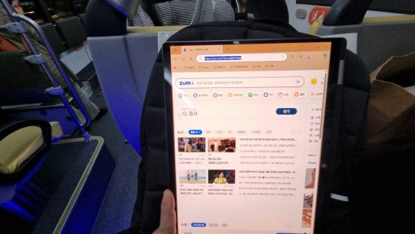 HP 옴니북 X 플립 14를 접어서 세로로 보고 있다. 정옥재 기자