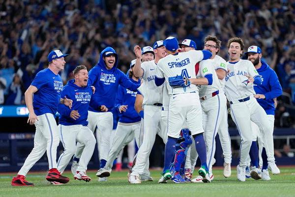 토론토 블루제이스 선수들이 21일(한국시간) ALCS 7차전에서 시애틀 매리너스를 꺾고 월드시리즈 진출을 확정 지은 뒤 그라운드에서 기뻐하고 있다. AFP연합뉴스