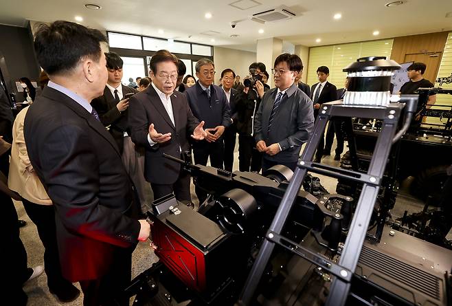 President Lee Jae Myung, then a presidential candidate, tours an AI-based unmanned systems research and development site during a visit to the state-run Agency for Defense Development in Daejeon, April 17. [NEWS1]