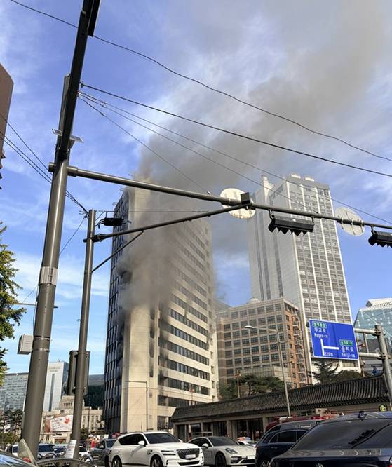 A fire breaks out at the Seoul Center Building in central Seoul on Oct. 21. [YONHAP]