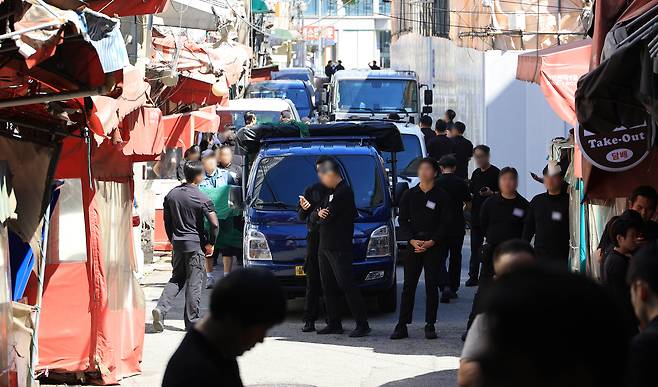 Officials from the Northern Seoul District Court, Seongbuk District Office and private contractors carry out an eviction order at a prostitution establishment in Sinwolgok 1 Redevelopment Zone, Seongbuk District, central Seoul, on Sept. 10. [YONHAP]