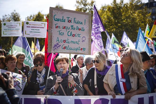 Hundreds of people gather during a rally for International Safe Abortion Day in Paris, France, on Sept. 28. [EPA/YONHAP]