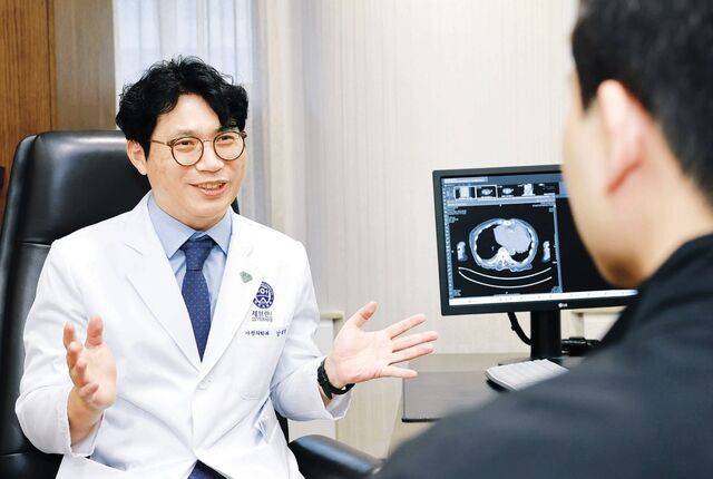 세브란스병원 가정의학과 강희택 교수가 암 치료 후의 삶과 건강 관리의 중요성에 대해 설명하고 있다.