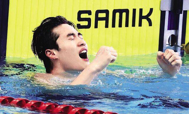 황선우(강원도청)가 20일 부산 사직종합운동장 실내수영장에서 열린 제106회 전국체육대회 수영 남자 자유형 200m 결승에서 아시아신기록을 세운 뒤 기뻐하고 있다.연합뉴스