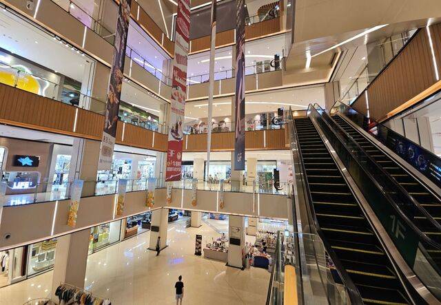 캄보디아 시아누크빌 도심에 있는 쇼핑몰 ‘U몰’이 지난 19일 한산한 모습이다. U몰은 캄보디아 범죄단지의 배후로 지목된 프린스그룹이 세웠다. 기존에는 ‘프린스몰’이었으나 최근 이름을 바꾼 것으로 알려졌다. 김이현 기자