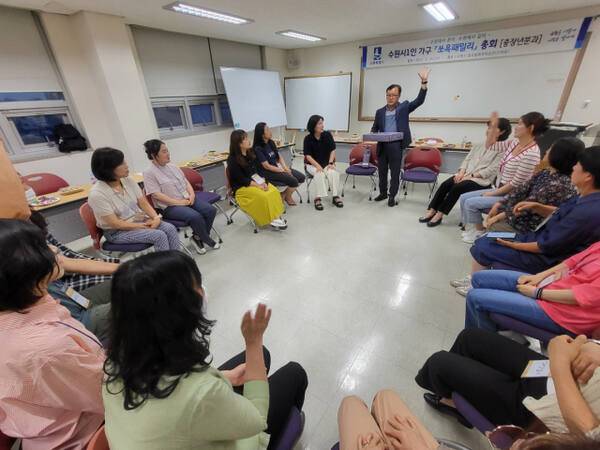 ‘수원시 1인가구 네트워크인 쏘옥패밀리 총회’에서 참석자들이 대화를 나누고 있다. 수원시 제공