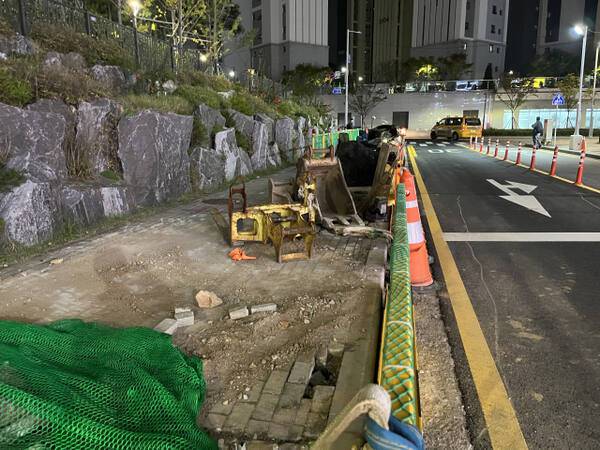 시흥 월판선 장곡역 구간 열수송관 이설공사 현장에 중장비와 보도블럭 등이 보호막 없이 방치돼 있다. 김형수기자