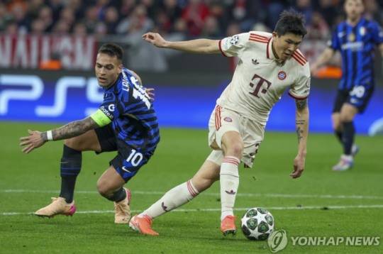 볼을 다투는 김민재. 사진[EPA=연합뉴스 자료사진]