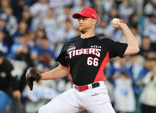 '강속구를 받아라'. 사진[연합뉴스]