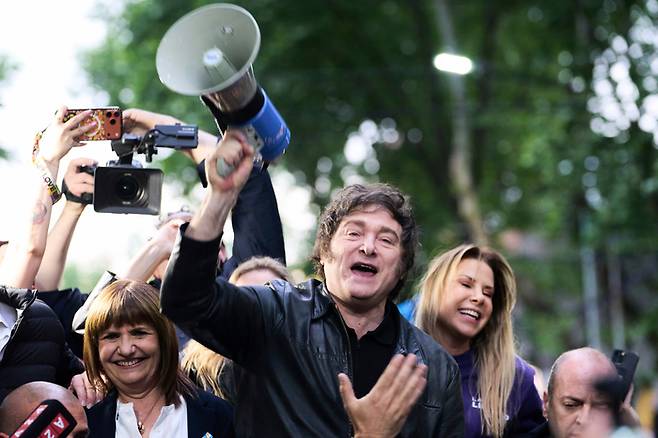 17일(현지시간) 아르헨티나 부에노스아이레스주에서 하비에르 밀레이 대통령(가운데)이 중간선거를 앞두고 선거 유세를 하고 있다. AP연합뉴스