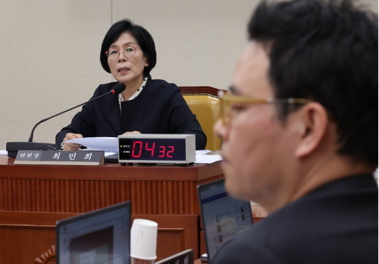 20일 서울 여의도 국회 과학기술정보방송통신위원회에서 열린 국정감사에서 최민희 위원장이 박정훈(오른쪽) 국민의힘 의원이 제기한 자신의 딸 결혼식 화환과 청첩장에 대해 발언하고 있다. (사진=연합뉴스)