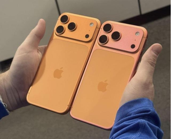 애플 아이폰17 프로 코스믹 오렌지 출고 직후 모습(왼쪽), 탈색 현상이 발생했다는 주장이 제기된 아이폰17 프로맥스 코스믹오렌지(오른쪽). (사진=페이스북 캡쳐)
