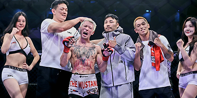 대한민국 UFC 17호 파이터 정다운이 2025년 10월 서울특별시 섬유센터 텍스파홀 TFC 21 언더카드 제3경기를 이긴 Korean Top Team 후배 ‘머스탱’ 이신후에게 장난을 치며 축하해주고 있다. 사진=랭크파이브 정성욱 기자